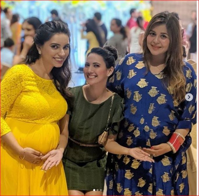 Kapil's Wife Shows First Baby Bump, Photos Getting Viral!