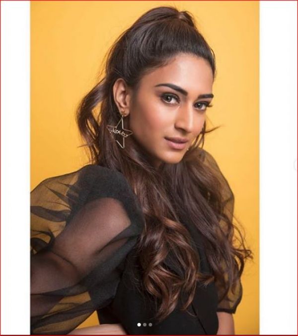 Mr. Bajaj's wife looked amazing in a golden-black style in her new photoshoot!