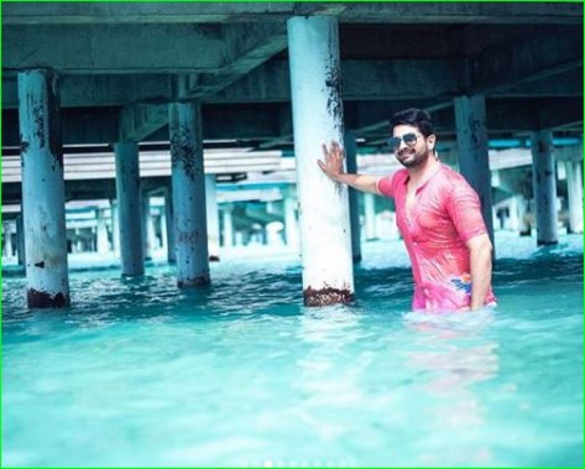 Romantic photos of Karan Mehra and his wife from Maldives surfaced