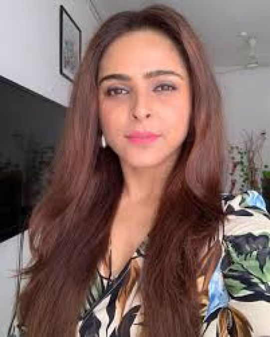 Mahira Sharma's sexy avatar reveals, fans praises her