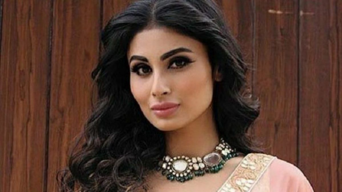 Mouni Roy gave a sexy pose with co-star, fans commented