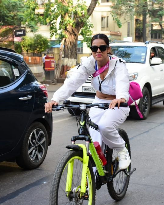 आदित्य संग मुंबई की सड़कों पर साइकिल दौड़ाती नजर आईं निया शर्मा