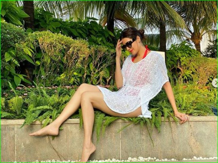 Karishma Tanna shares new pictures in swimsuit, See here