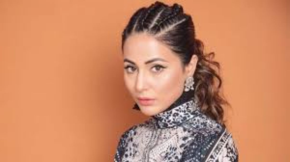 Hina Khan spotted in short dress; see picture here