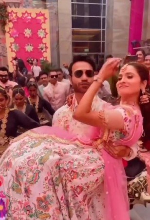 Video: Vicky Jain dances with Ankita Lokhande in her arms on Mehndi Ceremony