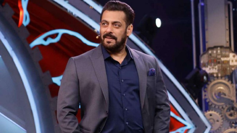 Salman Khan enters Bigg Boss house, offers special offers to contestants