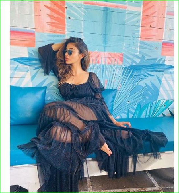 Mouni Roy flaunts her sexy figure in black dress, Check out photos