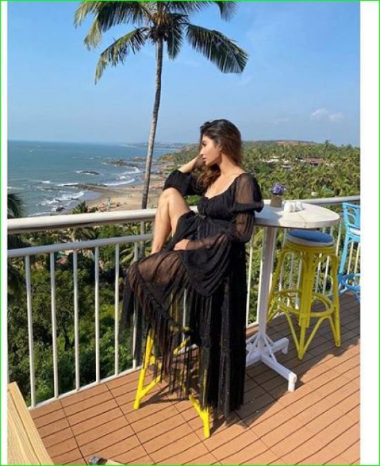 Mouni Roy flaunts her sexy figure in black dress, Check out photos
