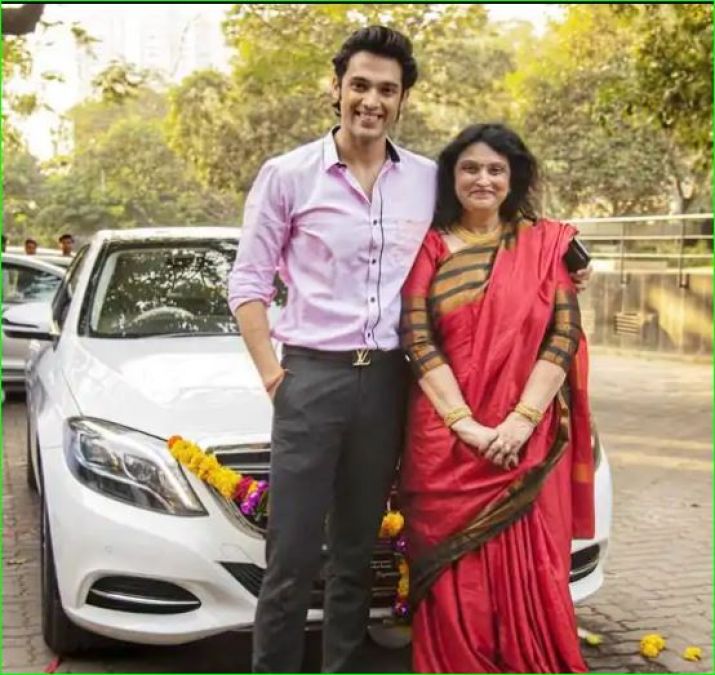 Partha Samthan gifts car to his  mother, pictures are going viral