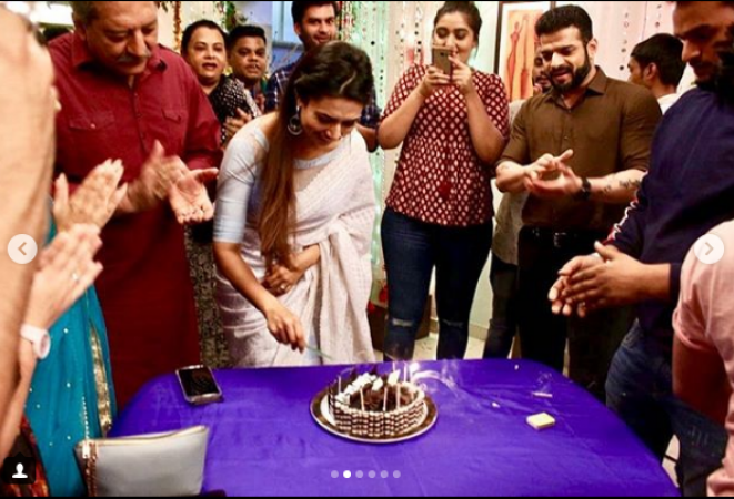 'ये है मोहब्बतें' के सेट पर दिव्यांका ने मनाया अपना जन्मदिन