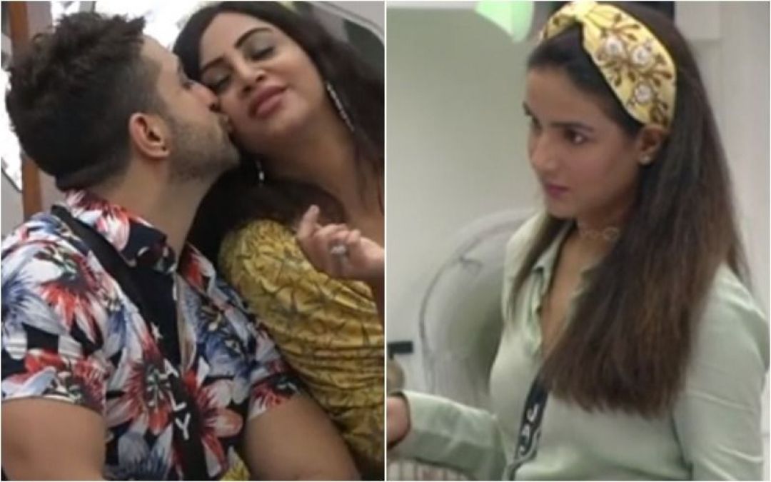 BB14: Ali Goni kisses Arshi Khan in front of Jasmin Bhasin