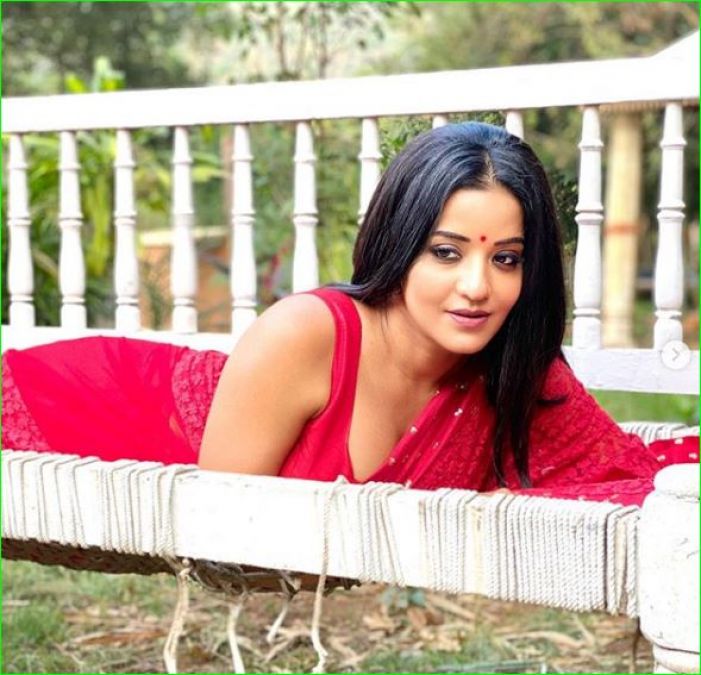 Monalisa looks sexy in red saree, see pictures