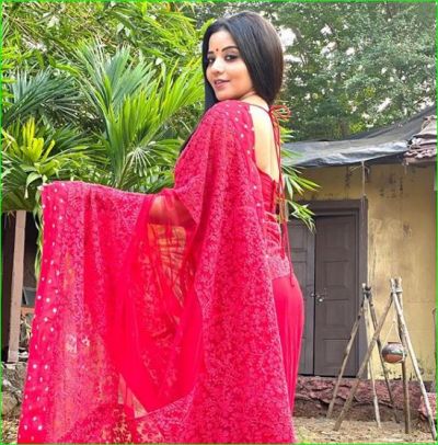 Monalisa looks sexy in red saree, see pictures
