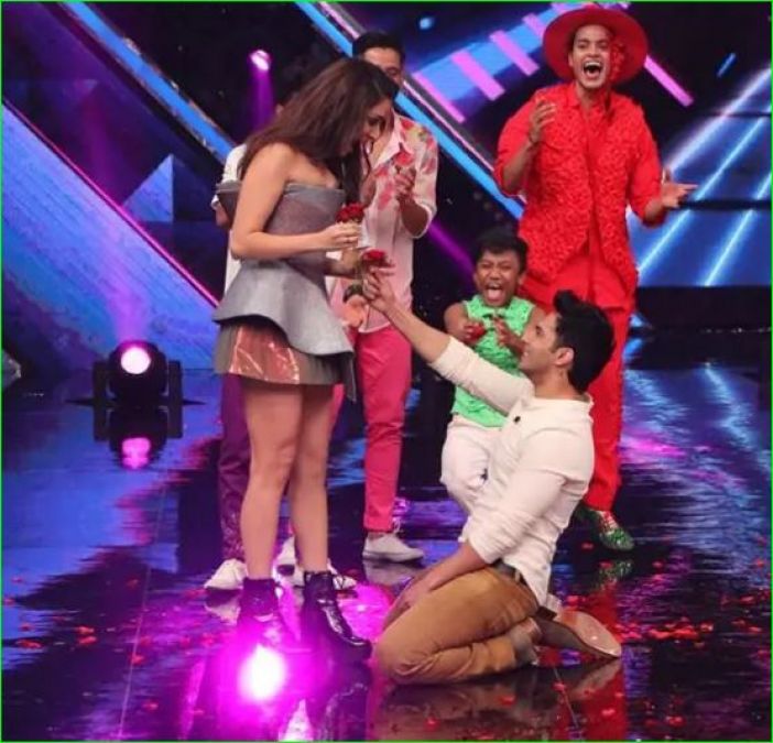 Varun proposes Shraddha Kapoor in the style of Shahrukh on the set of Dance Plus 5