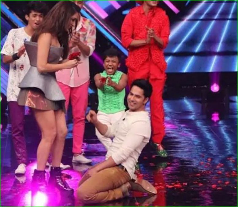 Varun proposes Shraddha Kapoor in the style of Shahrukh on the set of Dance Plus 5