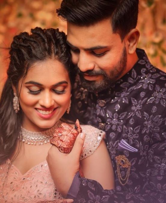 Indian Idol contestant gets engaged, these are the best pictures on the internet