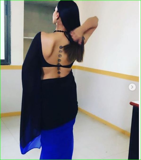 This actress looked sexy in a black and blue sariee, flaunts tattoo in backless blouse