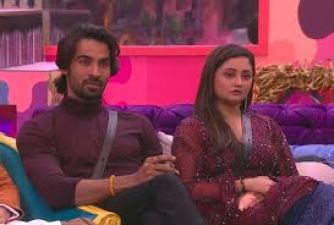 OMG!  Rashmi started taking off shoes to beat Siddharth in front of Salman in Bigg Boss 13