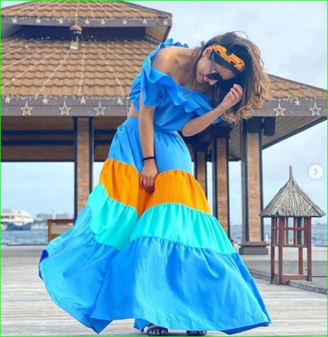 Hina Khan posed in blue and orange dress, new photos surfaced