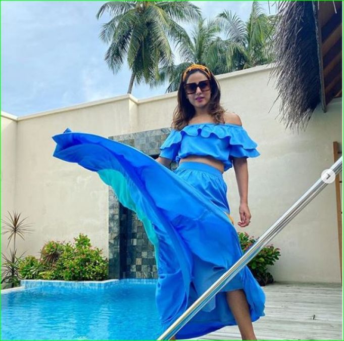 Hina Khan posed in blue and orange dress, new photos surfaced