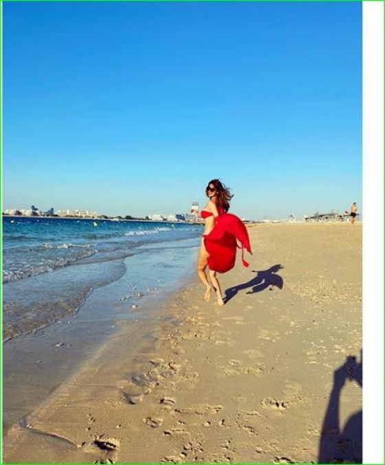 बिकिनी पहनकर रेत पर दौड़ती नजर आईं मौनी रॉय, तस्वीरें हो रहीं वायरल