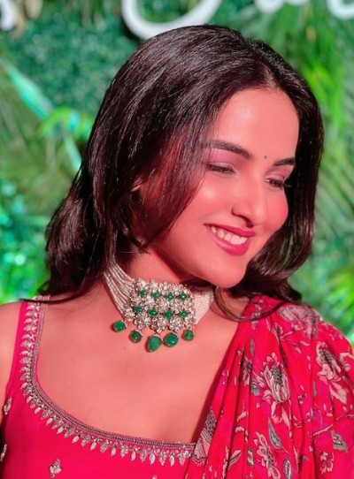 Jasmin Bhasin becomes a victim of a big accident at the award ceremony, watch this video