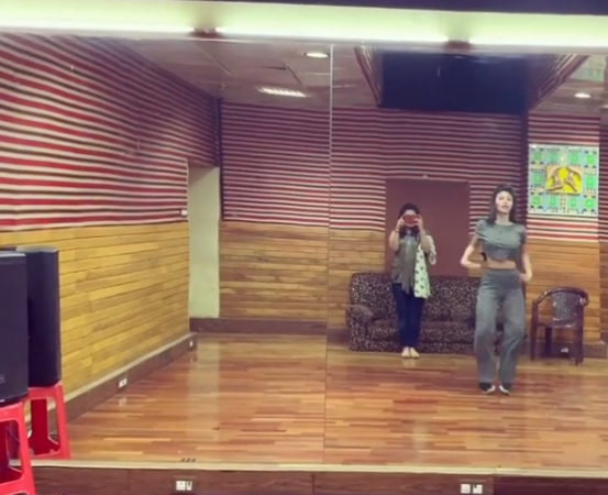 Video : नागिन मौनी रॉय ने लगाए लवयात्री के इस गाने पर जोरदार ठुमके