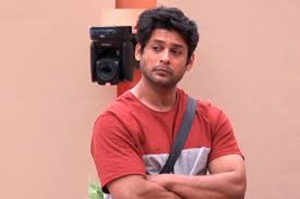 BB13 : सिद्धार्थ का जबरा फैन है यह किताब बेचने वाला, शो देखने के लिए रोज करता है यह काम