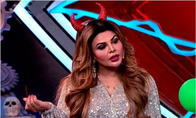 Rakhi Sawant took off her clothes in front of paparazzi's, everyone stunned