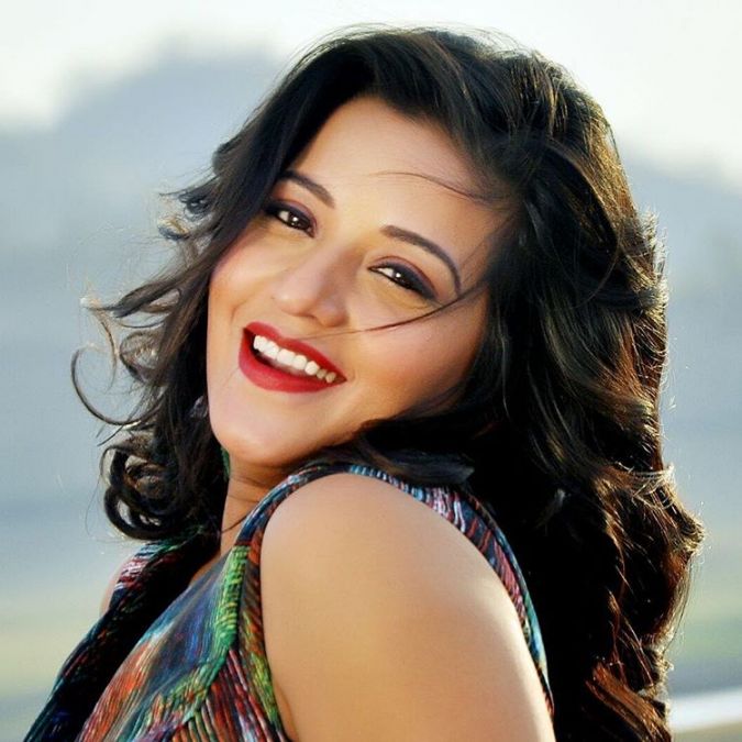 Bhojpuri actress Monalisa set fire on Internet with her dance, Watch video here