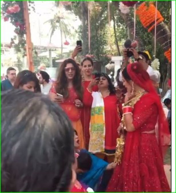 Married Mona Singh dance fiercely, video goes viral
