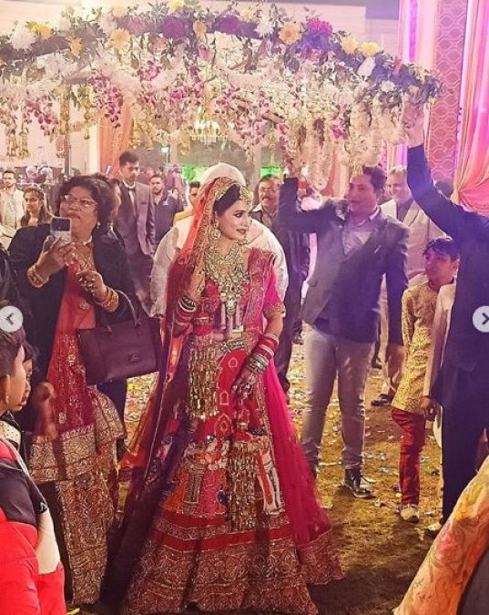 'Ye Hai Mohabbatein' fame actor marries, bride falls while dancing