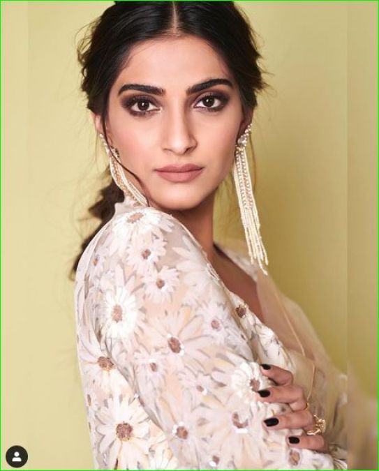 Sonam Kapoor stuns in white Saree, check out flawless pics here