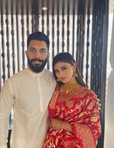 Red saree-vermillion, Mouni Roy's pictures after marriage win fans hearts