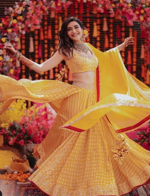 Karishma Tanna looks beautiful in mehndi ceremony, pictures surfaced