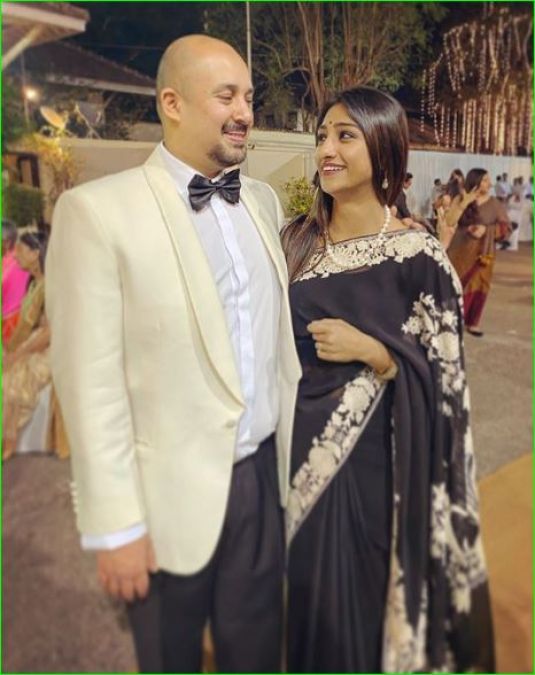 पति संग शाही अंदाज में शादी एन्जॉय करते नजर आई रीवा की राजकुमारी
