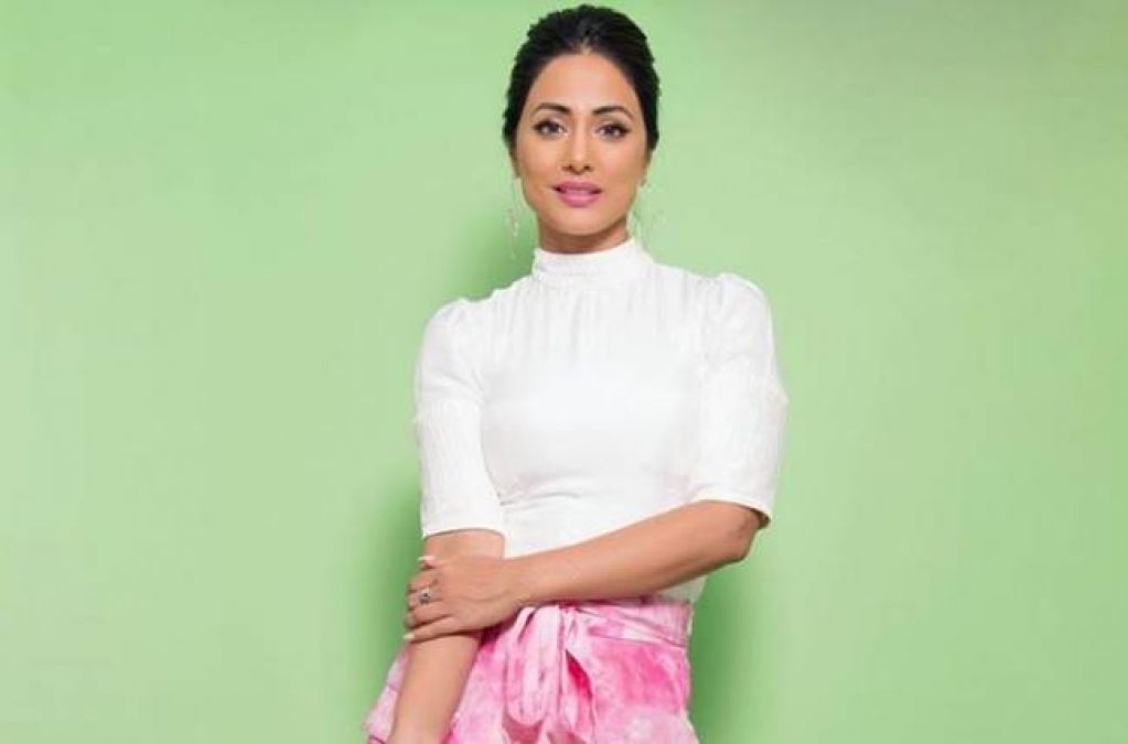 Ex- contestant Hina Khan calls BB 13 crazy