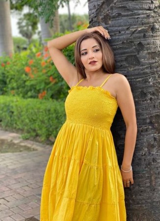 Monalisa flaunting her toned figure, photos injuring fans