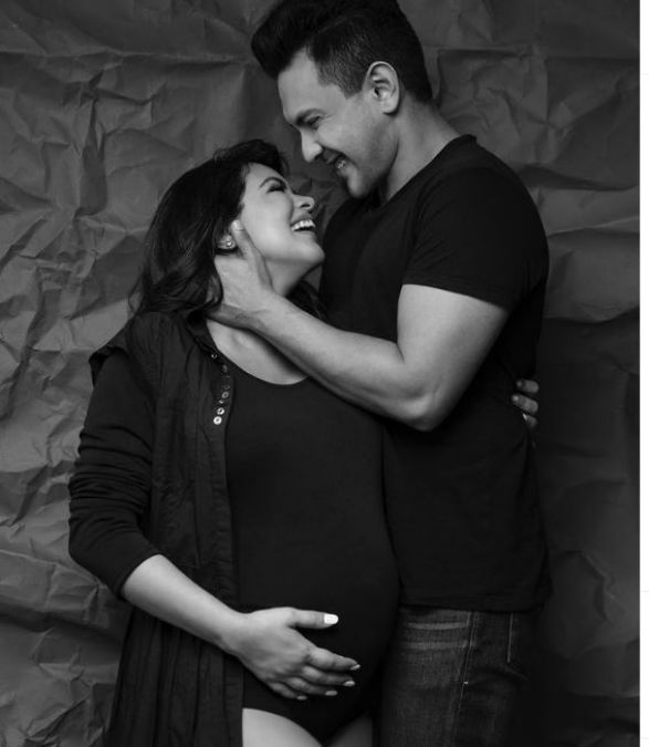 Aditya Narayan and Shweta Agarwal do maternity shoot, flaunt baby bump