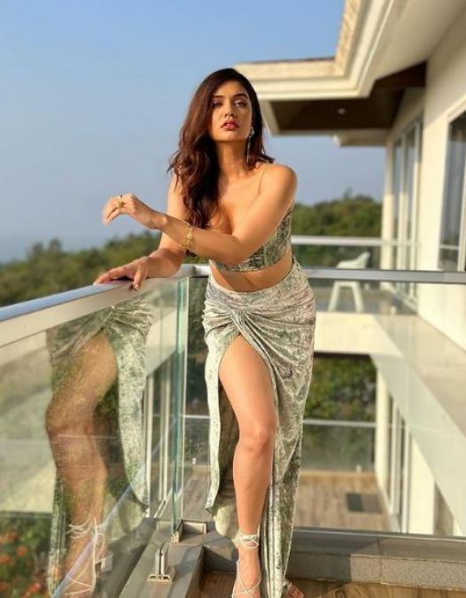 Divya Agarwal's glamorous look raised the temperature of internet