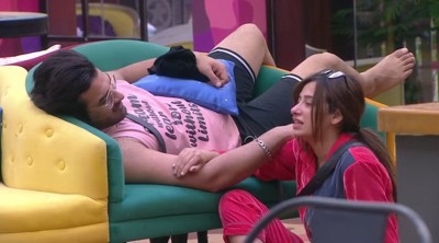 BB13: Even after quarreling, Mahira sharing bed with Paras