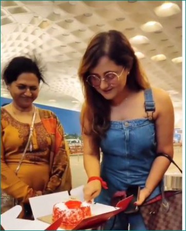 एयरपोर्ट पर ही रश्मि देसाई ने मनाया अपना जन्मदिन, वीडियो वायरल