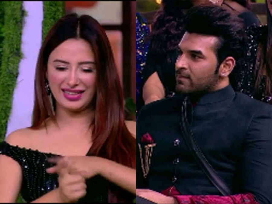 BB13: Sana Khan supports Rashmi, lashes out at Paras