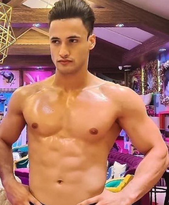 BB13: Asim Riaz takes off his shirt on fans demand