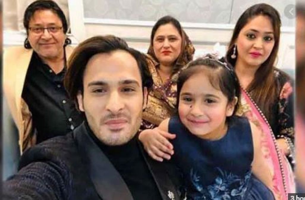 BB13: Asim's family ready to see him winning the trophy, shares photo