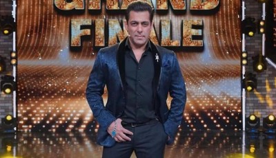 BB13: Salman Khan gives chocolate to Asim's niece in finale, Watch cute video