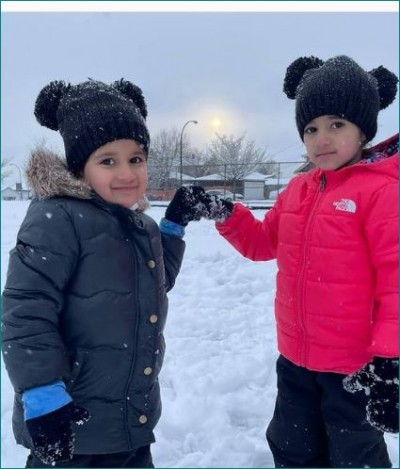 Karanvir Bohra's twin daughters seen playing in snow