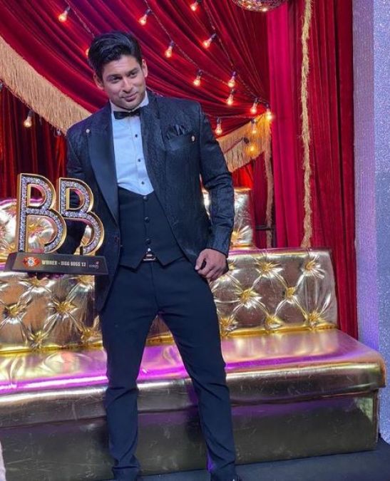 Big Boss winner Siddharth Shukla gave special gift to mother, family photo going viral