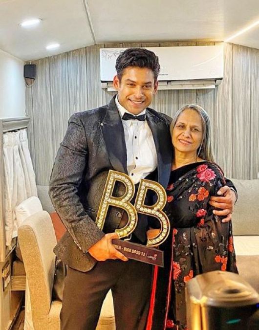 Big Boss winner Siddharth Shukla gave special gift to mother, family photo going viral