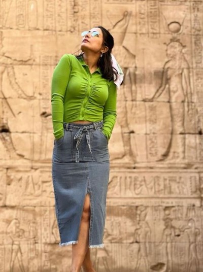 Hina Khan killer poses in front of pyramid, fans got keen